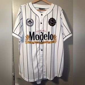 Modelo Button Up Jersey